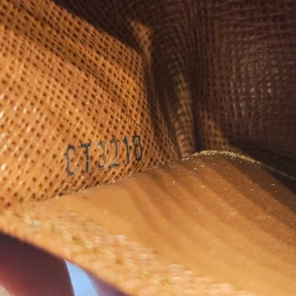 Louis Vuitton Monogram Key Case - Picture 4 of 15